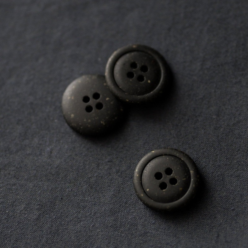 Merchant & Mills – Recycled Resin Button – Nero 20mm